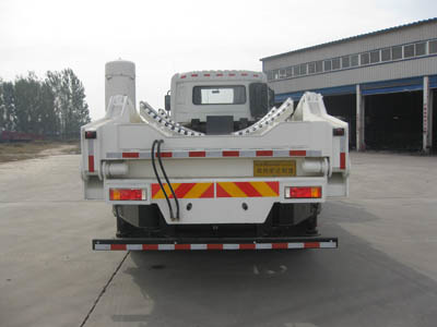 JYC5250ZBGDFL1型油罐車 高效運(yùn)輸?shù)目煽炕锇? />
</span>
<span id=